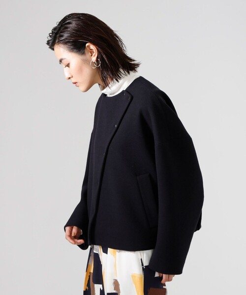 CAST:（キャストコロン）の「ショートライトコート（ノーカラーコート・レディース・ネイビー/オフホワイト/グリーン・M）」の10枚目の写真