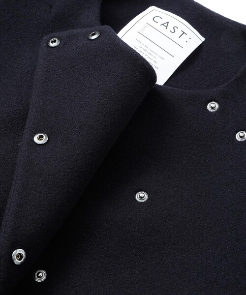 CAST:（キャストコロン）の「ショートライトコート（ノーカラーコート・レディース・ネイビー/オフホワイト/グリーン・M）」の16枚目の写真