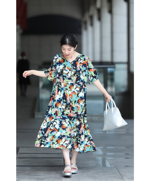 cawaii(カワイイ)の「(紐ベルト付き)鮮やかな花を描いたアートミディアムワンピース(ワンピース・レディース・マルチ・FREE)」の2枚目の写真