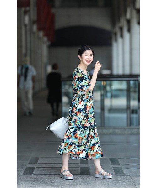 cawaii(カワイイ)の「(紐ベルト付き)鮮やかな花を描いたアートミディアムワンピース(ワンピース・レディース・マルチ・FREE)」の9枚目の写真