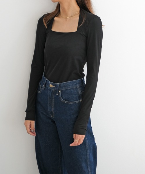 AKTE(アクテ)の「アーチネックタイトプルオーバー(Tシャツ/カットソー・レディース・キャメル/ブラック/オフホワイト・FREE)」の13枚目の写真