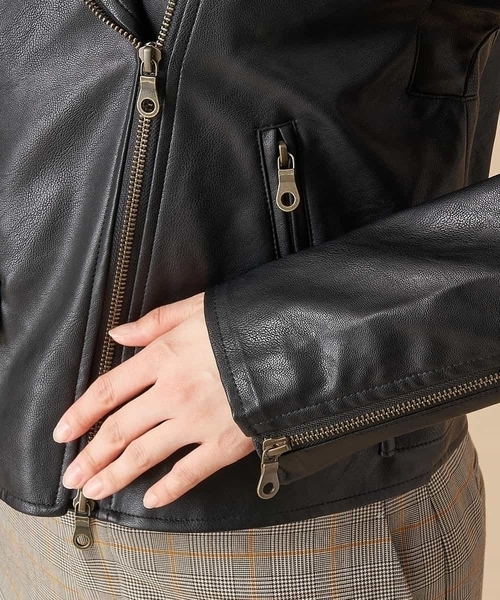 OFUON le MK(オフオンルエムケー)の「フェイクレザーライダースジャケット(ライダースジャケット・レディース・ブラック/ライトグレー・40/38)」の7枚目の写真