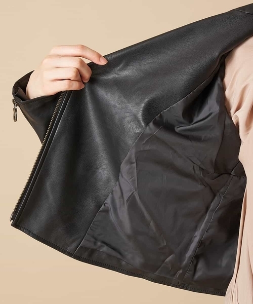 OFUON le MK(オフオンルエムケー)の「フェイクレザーライダースジャケット(ライダースジャケット・レディース・ブラック/ライトグレー・40/38)」の10枚目の写真