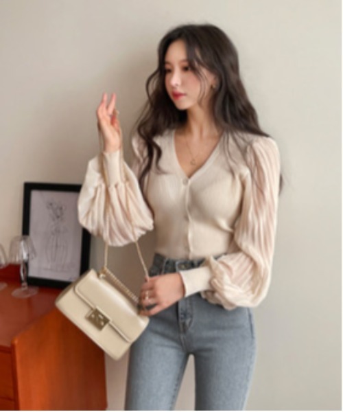 chuu（チュー）の「CHUU Vネックプリーツブラウス（シャツ/ブラウス・レディース・ベージュ・FREE）」の4枚目の写真