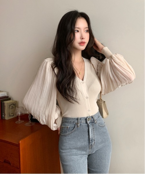 chuu（チュー）の「CHUU Vネックプリーツブラウス（シャツ/ブラウス・レディース・ベージュ・FREE）」の5枚目の写真
