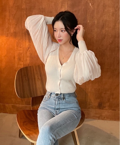 chuu（チュー）の「CHUU Vネックプリーツブラウス（シャツ/ブラウス・レディース・ベージュ・FREE）」の8枚目の写真