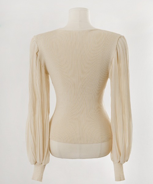 chuu（チュー）の「CHUU Vネックプリーツブラウス（シャツ/ブラウス・レディース・ベージュ・FREE）」の3枚目の写真