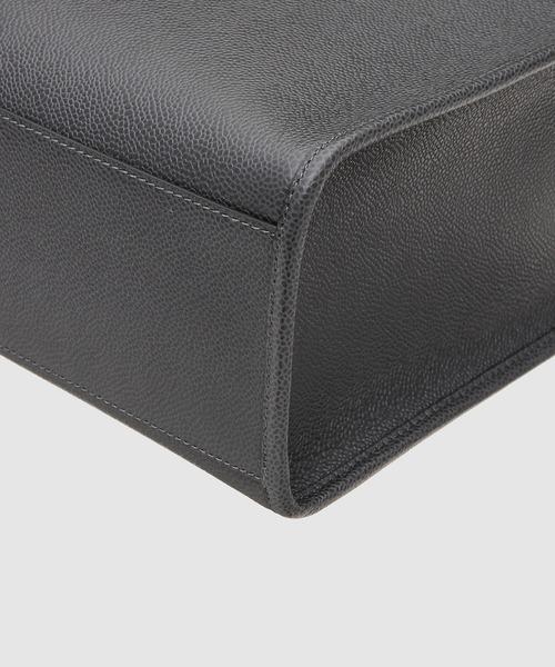 THOM BROWNE（トムブラウン）の「SQUARED TOTE W/ PAPER LABEL IN PEBBLE GRAIN LEATHER（トートバッグ・メンズ・ダークグレー・ONE SIZE）」の3枚目の写真