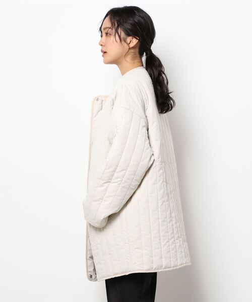 She's Closet（シーズクローゼット）の「ノーカラーパイピング中綿縦キルティングジャケットコート（ノーカラーコート・レディース・ベージュ/アイボリー/モカ・FREE）」の6枚目の写真