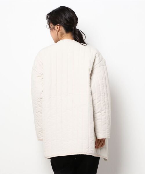 She's Closet（シーズクローゼット）の「ノーカラーパイピング中綿縦キルティングジャケットコート（ノーカラーコート・レディース・ベージュ/アイボリー/モカ・FREE）」の5枚目の写真