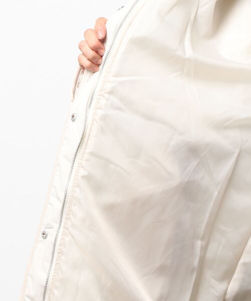 She's Closet（シーズクローゼット）の「ノーカラーパイピング中綿縦キルティングジャケットコート（ノーカラーコート・レディース・ベージュ/アイボリー/モカ・FREE）」の4枚目の写真