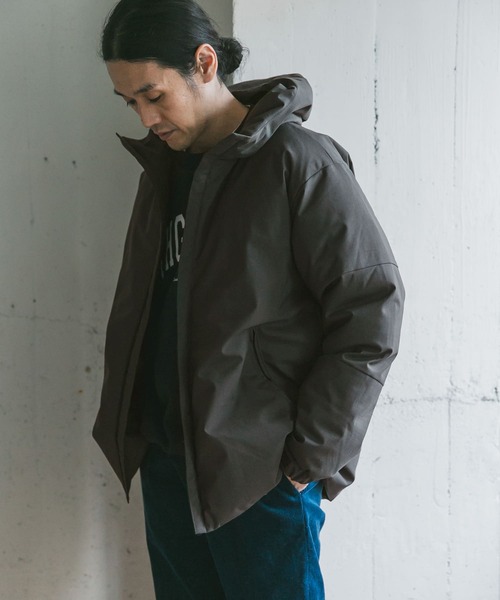 URBAN RESEARCH DOORS（アーバンリサーチドアーズ）の「TWラミネートダウンパーカー（ダウンジャケット/コート・メンズ・モカ/グレー/ブラック・40/38）」の5枚目の写真