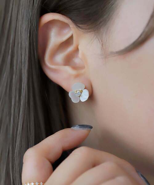 ANEMONE（アネモネ）の「ビジュー×シェルフラワーピアス（ピアス（両耳用）・レディース・アイボリー・FREE）」の8枚目の写真