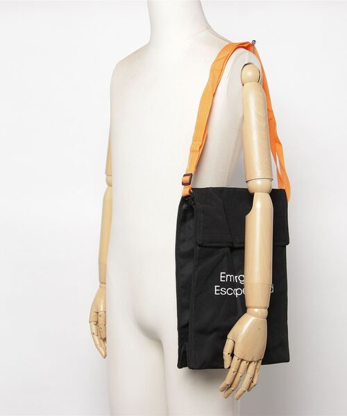 MILITARY（ミリタリー）の「EMERGENCY ESCAPE HOOD BAG/ エマージェンシー エスケープ フード バッグ（ショルダーバッグ・メンズ・ブラック・ONE SIZE）」の4枚目の写真
