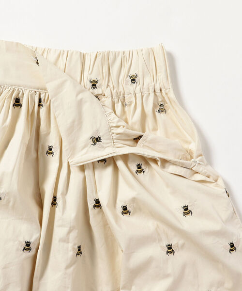 Ray BEAMS(レイビームス)の「sister jane / Humble Bee Embroidery Skirt(スカート・レディース・ベージュ・SMALL)」の4枚目の写真