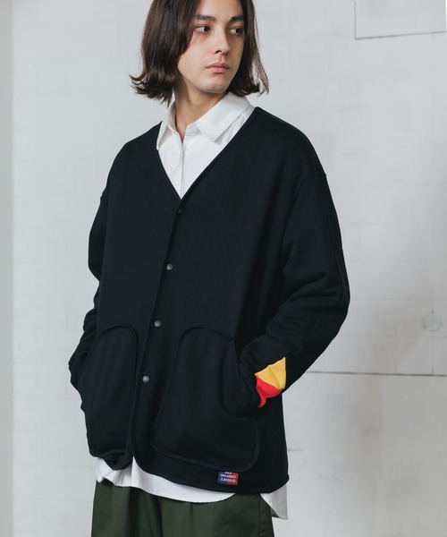 AlexanderLeeChang（アレキサンダーリーチャン）の「BACANCES ALL INCLUSIVE×AlexanderLeeChang/バカンス・オールインクルーシブ×アレキサンダーリーチャン BLC SWET SANKAKU CARDIGAN（カーディガン/ボレロ・メンズ・ブラック/グレー/マスタード・M/L/XL）」の2枚目の写真