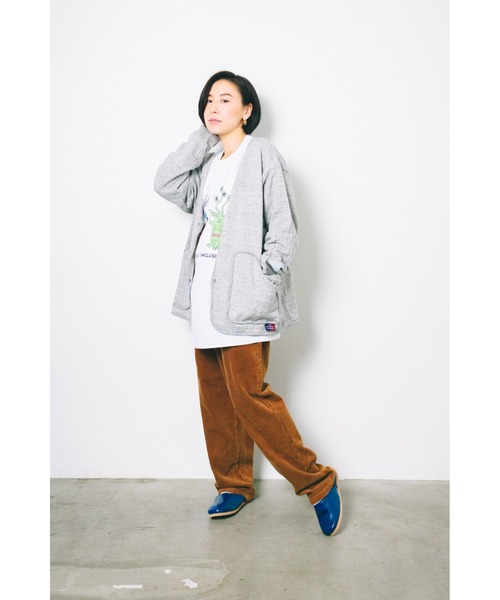 AlexanderLeeChang（アレキサンダーリーチャン）の「BACANCES ALL INCLUSIVE×AlexanderLeeChang/バカンス・オールインクルーシブ×アレキサンダーリーチャン BLC SWET SANKAKU CARDIGAN（カーディガン/ボレロ・メンズ・ブラック/グレー/マスタード・M/L/XL）」の9枚目の写真