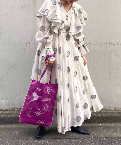 Casselini（キャセリーニ）の「Casselini(キャセリーニ)刺繍トート（トートバッグ・レディース・ブラック/ベージュ/ピンク・FREE）」の2枚目の写真