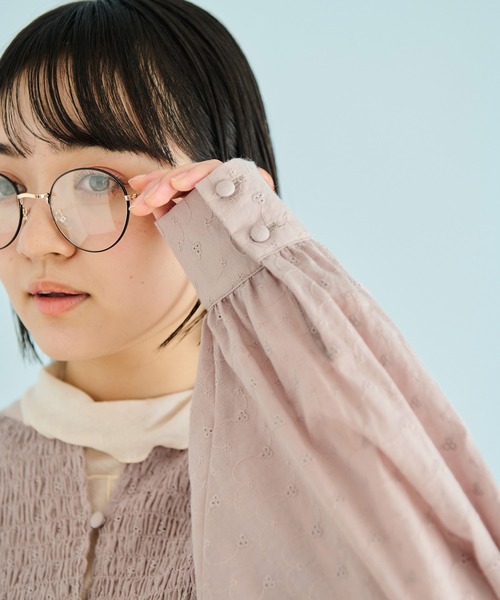 Crisp（クリスプ）の「シャーリングカットワークブラウス（シャツ/ブラウス・レディース・ホワイト/ピンクベージュ・FREE）」の9枚目の写真