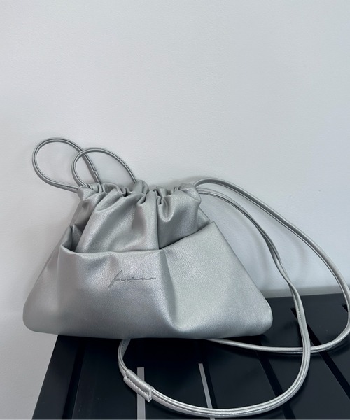 feepur(フェピュール)の「巾着ショルダーbag(ショルダーバッグ・レディース・シルバー/ブラック・FREE)」の2枚目の写真
