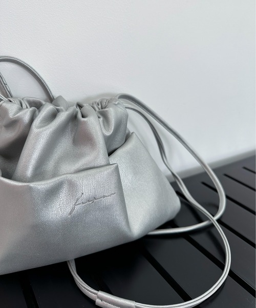 feepur(フェピュール)の「巾着ショルダーbag(ショルダーバッグ・レディース・シルバー/ブラック・FREE)」の5枚目の写真