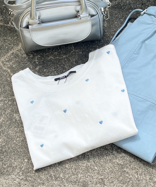 one way（ワンウェイ）の「【サイズ展開あり】ハートまみれTシャツ（Tシャツ/カットソー・レディース・ホワイト×ブラック/ブラック/ホワイト×ピンク/ホワイト×レッド/ホワイト×ブルー・FREE/MEDIUM）」の3枚目の写真