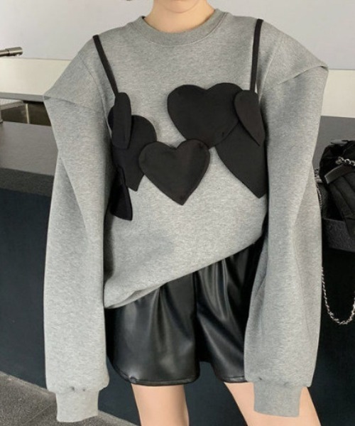 deux amour(ドゥーザムール)の「ハート柄キャミデザイントレーナー(スウェット・レディース・グレー/ホワイト・FREE)」の2枚目の写真