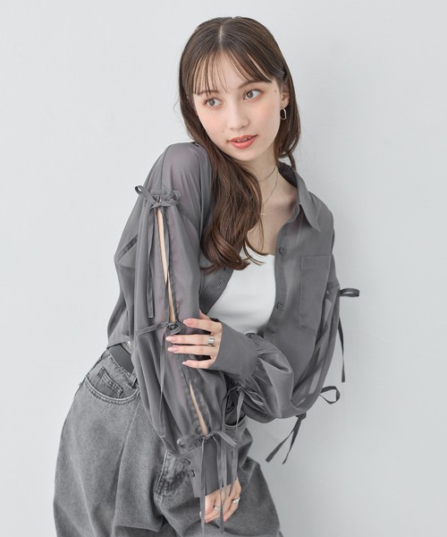 INGNI（イング）の「袖リボンラメシアーショートシャツ（シャツ/ブラウス・レディース・サックスブルー/アイボリー/ピンク/グレー/ミント・M）」の2枚目の写真