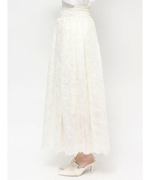 CALNAMUR（カルナムール）の「FLOWER EMBROIDERY VOLUME SK（スカート・レディース・ブラック/ホワイト・FREE）」の6枚目の写真