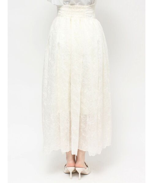 CALNAMUR（カルナムール）の「FLOWER EMBROIDERY VOLUME SK（スカート・レディース・ブラック/ホワイト・FREE）」の7枚目の写真