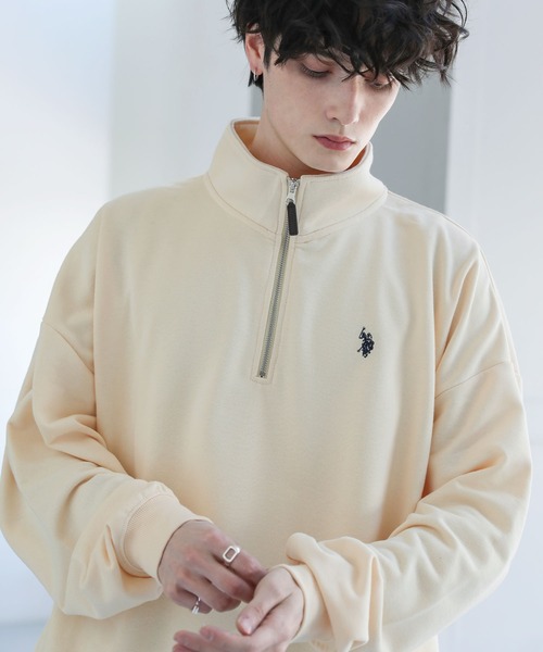 U.S. POLO ASSN.(ユーエスポロアッスン)の「U.S. POLO ASSN. 別注 ワンポイントロゴ刺繍スタンドネックスウェットハーフジップ(スウェット・メンズ・ブラック×グレー/ベージュ/アッシュグレー/グレー系/アイボリー/ホワイト系/ブラック・S/M/L)」の2枚目の写真