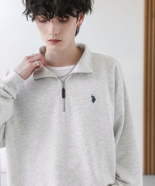 U.S. POLO ASSN.(ユーエスポロアッスン)の「U.S. POLO ASSN. 別注 ワンポイントロゴ刺繍スタンドネックスウェットハーフジップ(スウェット・メンズ・ブラック×グレー/ベージュ/アッシュグレー/グレー系/アイボリー/ホワイト系/ブラック・S/M/L)」の6枚目の写真