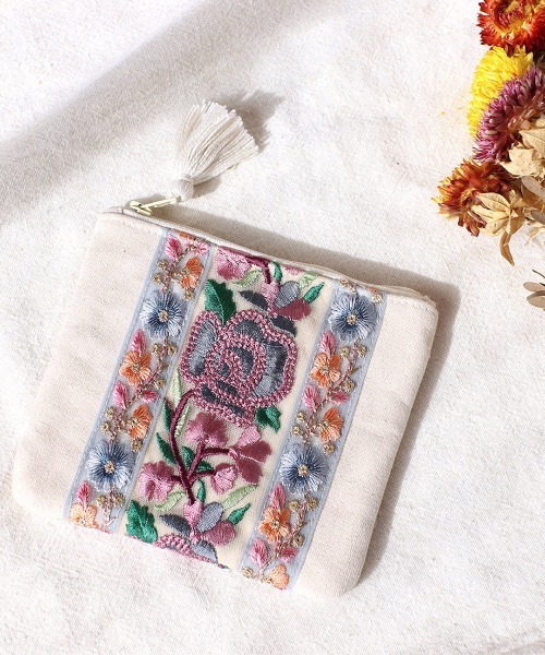 キラキラ⭐️　ひょっこり猫　and インド刺繍リボンポーチ チチカカ（チチカカ）の「インド刺繍リボンポーチS【WEB限定
