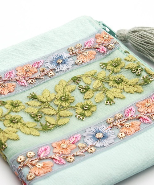 【リュンヌ】インド刺繍リボン・ミニポーチ(S) チチカカ（チチカカ）の「インド刺繍リボンポーチS【WEB限定