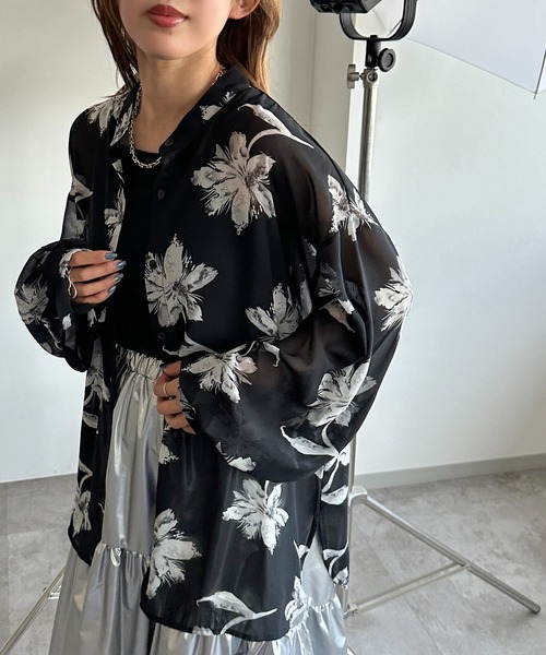 apres jour mignon(アプレジュールミニョン)の「シアー アソート花柄プリントシャツ【ZOZOTOWN限定アイテム】(シャツ/ブラウス・レディース・オフホワイト/ホワイト系その他2/ブラック系その他/ブラック・X-LARGE/フリー)」の4枚目の写真
