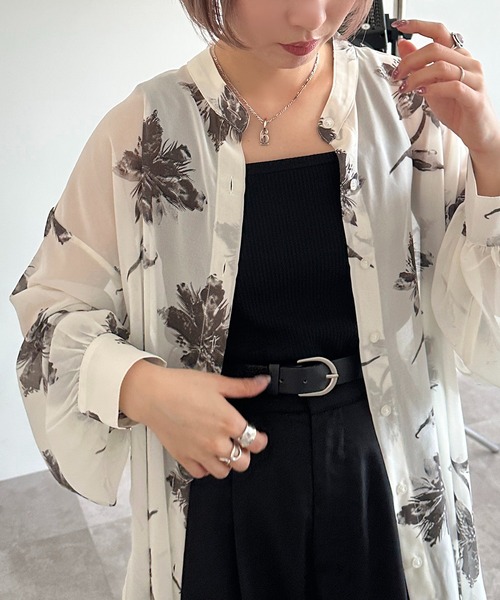 apres jour mignon(アプレジュールミニョン)の「シアー アソート花柄プリントシャツ【ZOZOTOWN限定アイテム】(シャツ/ブラウス・レディース・オフホワイト/ホワイト系その他2/ブラック系その他/ブラック・X-LARGE/フリー)」の1枚目の写真