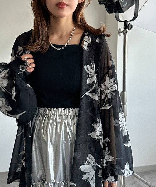 apres jour mignon(アプレジュールミニョン)の「シアー アソート花柄プリントシャツ【ZOZOTOWN限定アイテム】(シャツ/ブラウス・レディース・オフホワイト/ホワイト系その他2/ブラック系その他/ブラック・X-LARGE/フリー)」の5枚目の写真