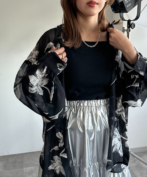 apres jour mignon(アプレジュールミニョン)の「シアー アソート花柄プリントシャツ【ZOZOTOWN限定アイテム】(シャツ/ブラウス・レディース・オフホワイト/ホワイト系その他2/ブラック系その他/ブラック・X-LARGE/フリー)」の6枚目の写真