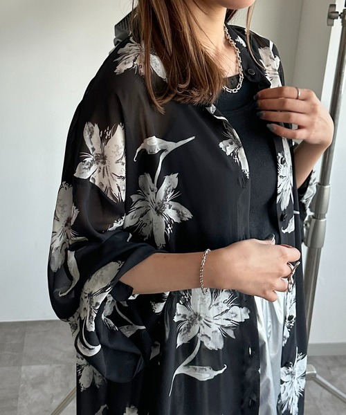 apres jour mignon(アプレジュールミニョン)の「シアー アソート花柄プリントシャツ【ZOZOTOWN限定アイテム】(シャツ/ブラウス・レディース・オフホワイト/ホワイト系その他2/ブラック系その他/ブラック・X-LARGE/フリー)」の7枚目の写真