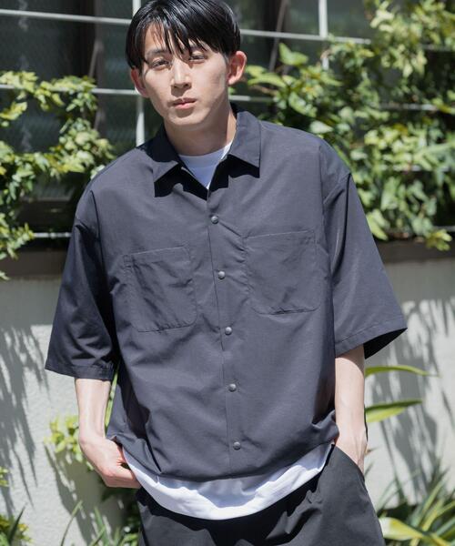 ITEMS URBANRESEARCH（アイテムズ アーバンリサーチ）の「『UVカット』クールタッチナイロン スナップボタンショートスリーブシャツ（シャツ/ブラウス・メンズ・カーキ/ブラック/オフホワイト・LARGE/MEDIUM）」の2枚目の写真