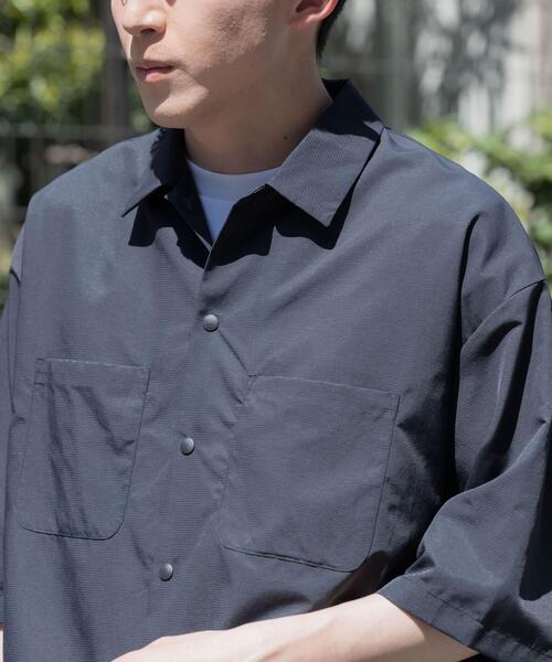 ITEMS URBANRESEARCH（アイテムズ アーバンリサーチ）の「『UVカット』クールタッチナイロン スナップボタンショートスリーブシャツ（シャツ/ブラウス・メンズ・カーキ/ブラック/オフホワイト・LARGE/MEDIUM）」の22枚目の写真