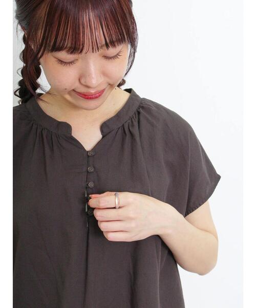 Samansa Mos2(サマンサ モスモス)の「くるみボタンスキッパーブラウス(シャツ/ブラウス・レディース・チャコールグレー/ブルー/オフホワイト/イエロー・F)」の3枚目の写真