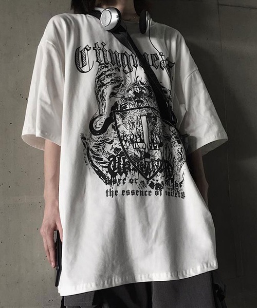 Diable baiser(ディアブルベーゼ)の「ビッグシルエットグラフィックTシャツ【オーバーサイズ】【ロング丈】(Tシャツ/カットソー・レディース・オレンジ/ホワイト/ブラック/ブルー/ブラック系その他/グレー・FREE)」の3枚目の写真