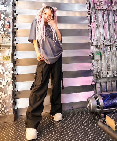 Diable baiser(ディアブルベーゼ)の「ビッグシルエットグラフィックTシャツ【オーバーサイズ】【ロング丈】(Tシャツ/カットソー・レディース・オレンジ/ホワイト/ブラック/ブルー/ブラック系その他/グレー・FREE)」の9枚目の写真