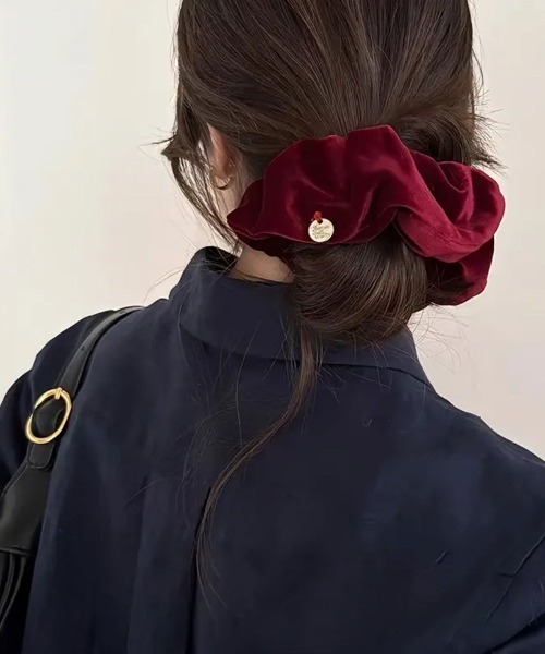 ammy.（エイミードット）の「【 ammy. / エイミードット 】 ベロア ビッグ シュシュ（シュシュ・レディース・ワインレッド/ブラック・FREE）」の2枚目の写真