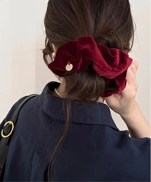 ammy.（エイミードット）の「【 ammy. / エイミードット 】 ベロア ビッグ シュシュ（シュシュ・レディース・ワインレッド/ブラック・FREE）」の4枚目の写真