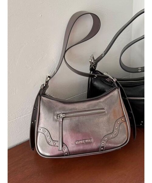 MURUA（ムルーア）の「スタッズハーフムーンバッグ（ハンドバッグ・レディース・ゴールド系その他/ブラック・FREE）」の2枚目の写真