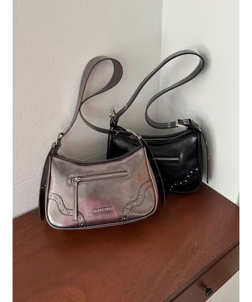 MURUA（ムルーア）の「スタッズハーフムーンバッグ（ハンドバッグ・レディース・ゴールド系その他/ブラック・FREE）」の3枚目の写真