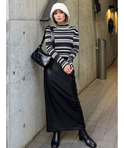 MURUA（ムルーア）の「スタッズハーフムーンバッグ（ハンドバッグ・レディース・ゴールド系その他/ブラック・FREE）」の7枚目の写真