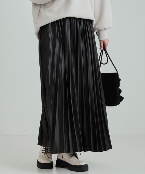 Cutie Blonde（キューティーブロンド）の「◆微光沢で華やか レザー調プリーツスカート（スカート・レディース・ライトグレー/ブラック/ブラウン系その他・03/02/01/04）」の2枚目の写真